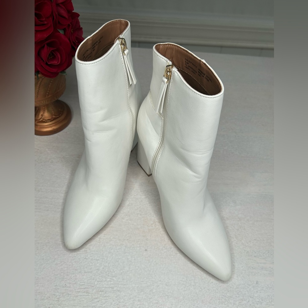 Madden Girl, Pointed Toe White Ankle Boot Size 8.5, EUC